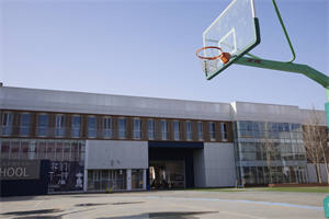 北京一土学校室外篮球场